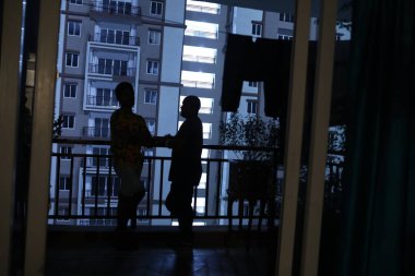 Balkondaki insan silueti