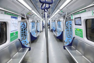 Metro Trenindeki Boş Tırabzanlar