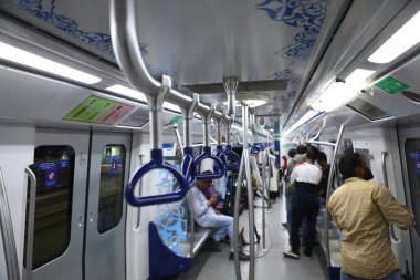 Metro Trenindeki Boş Tırabzanlar