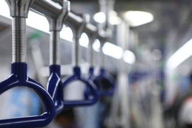 Metro Trenindeki Boş Tırabzanlar