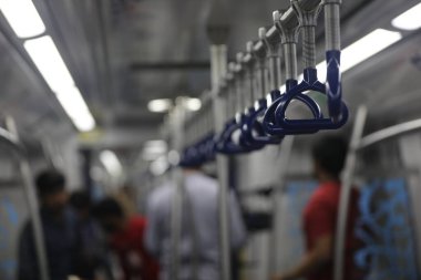 Metro Trenindeki Boş Tırabzanlar