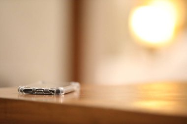 bir tablo üzerinde cep telefonu