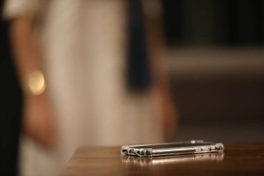 bir tablo üzerinde cep telefonu