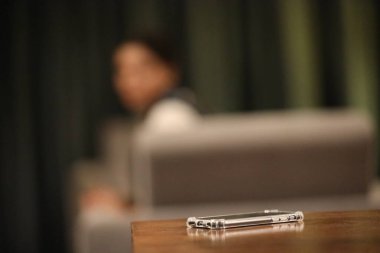 bir tablo üzerinde cep telefonu