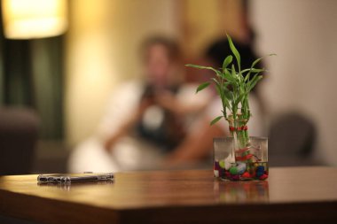 bir tablo üzerinde cep telefonu