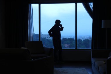 Penceredeki Bir Adamın Silueti