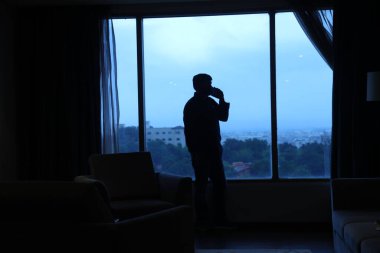 Penceredeki Bir Adamın Silueti