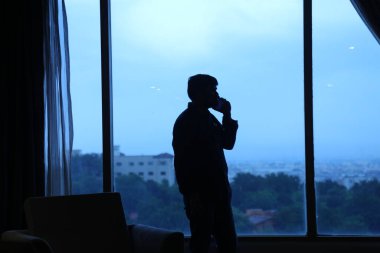 Penceredeki Bir Adamın Silueti