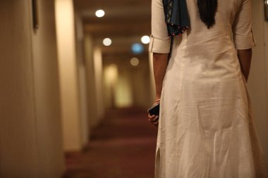 Cep telefonlu kadın elleri