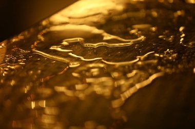 Makro 'nun vurduğu su yere düşer.