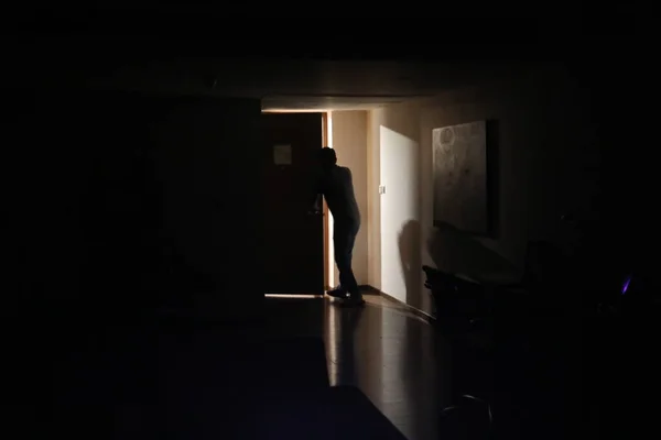 Kapıdaki Kadın silueti