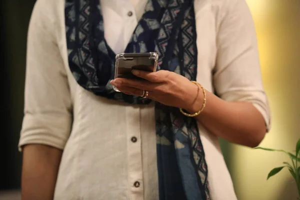 Vrouwelijke Handen Met Mobiele Telefoon — Stockfoto