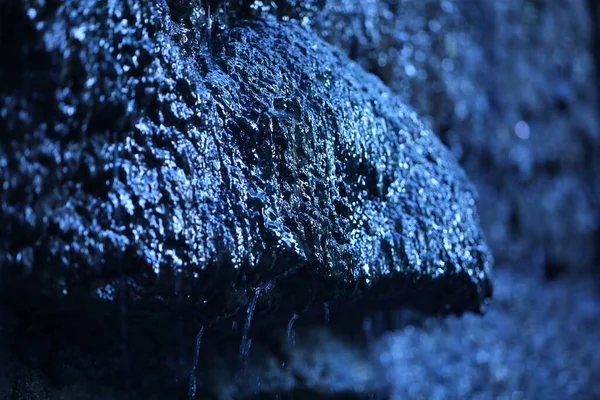 Mossy Luar Pedra Molhada — Fotografia de Stock