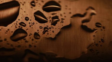 su damlaları ile-metalleri