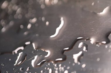 su damlaları ile-metalleri