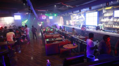 Bardaki İnsanların silueti