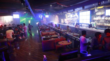 Bardaki İnsanların silueti