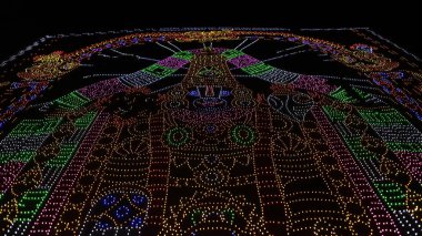 Dekorasyon ve Hindu tanrısı öncülüğünde.