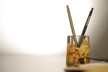 Masadaki renkli kalemlerin makro görüntüsü