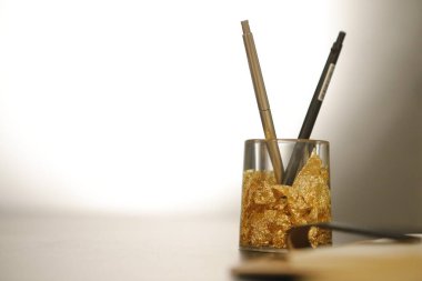 Masadaki renkli kalemlerin makro görüntüsü