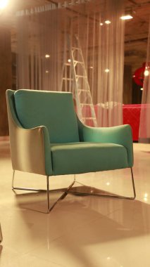 Modern bir binanın içinde.