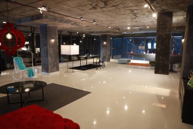 Modern bir binanın içinde.