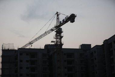 Crane inşaat alanında çalışıyor.