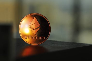 Masadaki Altın Gökyüzü Madeni Parası