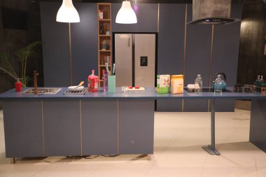 Modern bir binanın içinde.