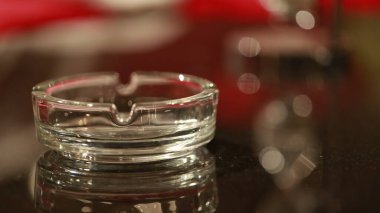 Masadaki kül tablası.