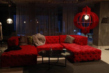 Modern bir binanın içinde.