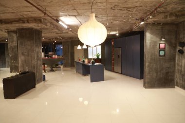 Modern bir binanın içinde.