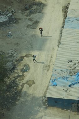 Çamur yolunda çalışan bir işçi.