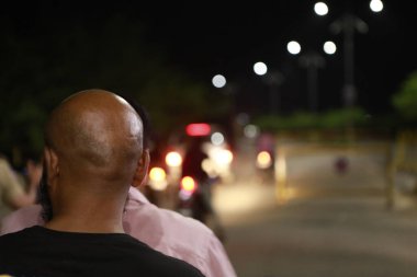 Kel kafalı adamın arkadan görünüşü