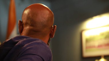 Kel kafalı adamın arkadan görünüşü