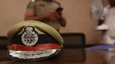 Masadaki Hint Polis Şapkası