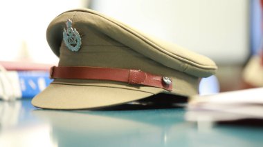 Masadaki Hint Polis Şapkası