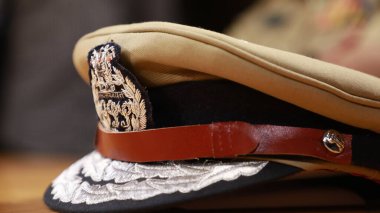 Masadaki Hint Polis Şapkası