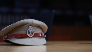 Masadaki Hint Polis Şapkası