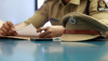 Masadaki Hint Polis Şapkası