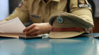 Masadaki Hint Polis Şapkası