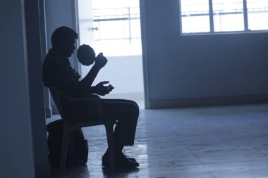 Kapıdaki adamın silueti