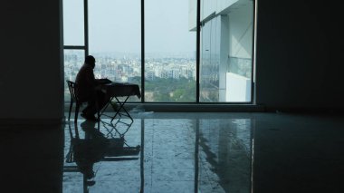 Penceredeki adam silueti