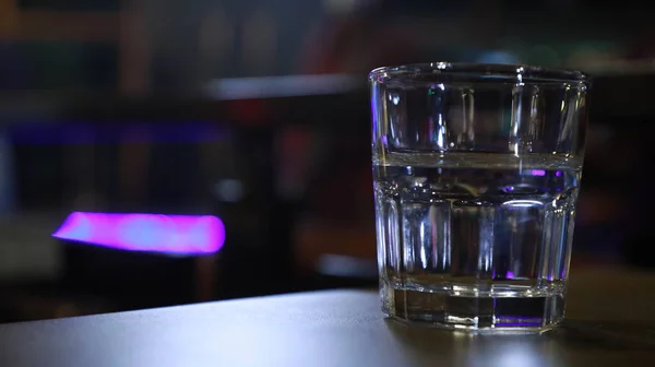 Glas Auf Dem Tisch Trinken — Stockfoto