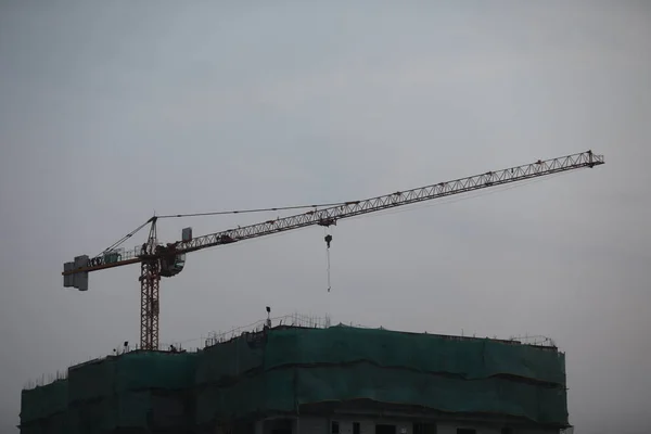 Crane Inşaat Alanında Çalışıyor — Stok fotoğraf