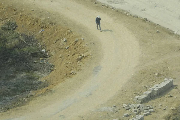 Εργάτης Ένα Χωριό Mud Road — Φωτογραφία Αρχείου