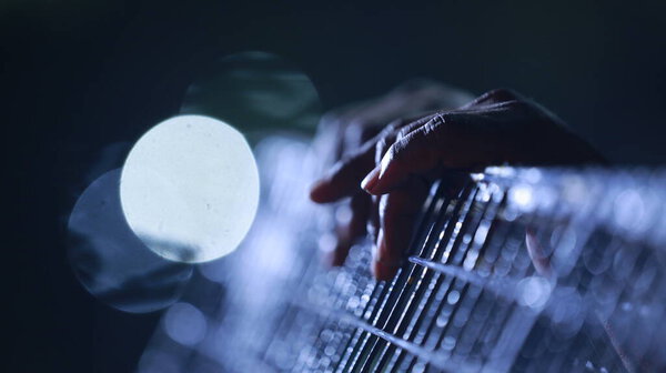 Мужская рука закрывается
