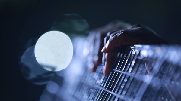 Мужская рука закрывается
