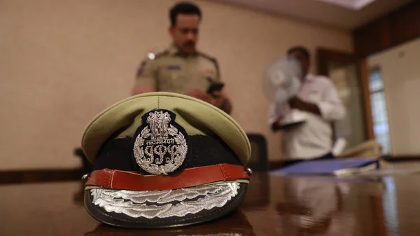 Ινδική Αστυνομία Καπέλο Στο Τραπέζι — Φωτογραφία Αρχείου