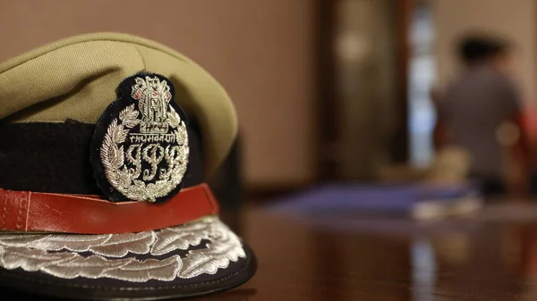 Cappello Della Polizia Indiana Sul Tavolo — Foto Stock